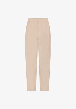 Pantalones beige a medida con cintura alta, que presentan pliegues, bolsillos laterales y piernas cónicas. Tejido liso con un ligero brillo.