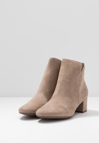 Tamaris Tronchetti - taupe