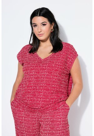 TEXTURE V-NECKLINE - T-shirt imprimé - apple red
