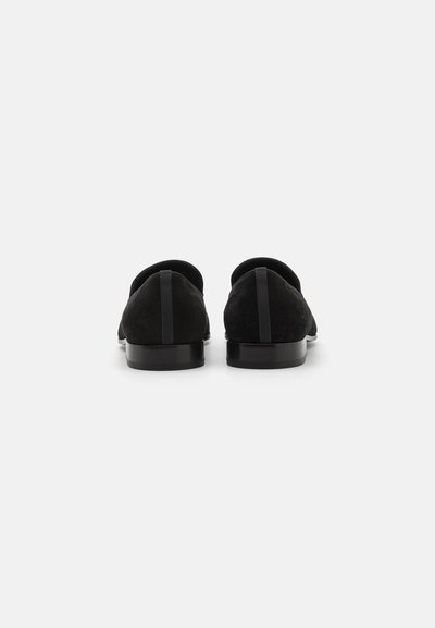 Mustad nahast loafers, millel on lame konts ja tagumise õmbluse detail, omades puhast, minimalistlikku disainilahendust ja sujuvat tekstuuri.