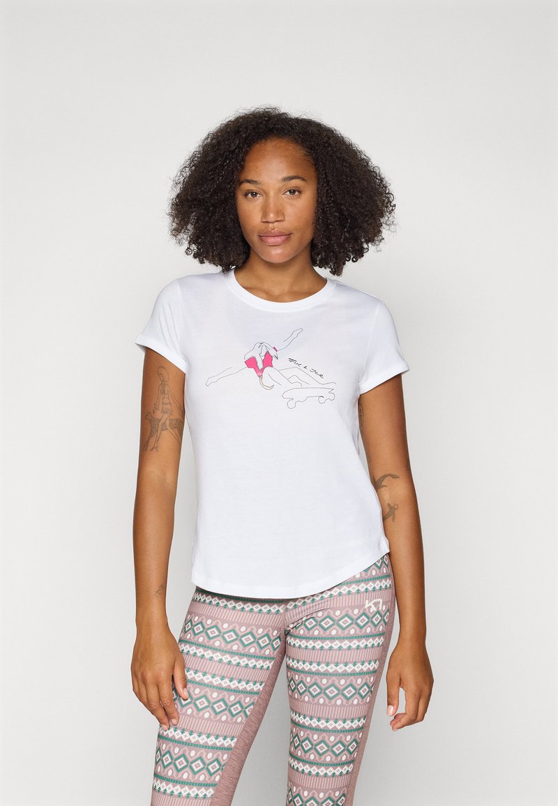 Weißes Baumwoll-T-Shirt mit kurzen Ärmeln, ausgestattet mit einem farbenfrohen grafischen Design. Passt gut zu gemusterten Leggings in Rosa, Grün und Weiß.