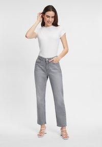 FUTURE:PEOPLE. 05:00 STRAIGHT FIT - MID WAIST, CROPPED - Straight leg jeans - grau