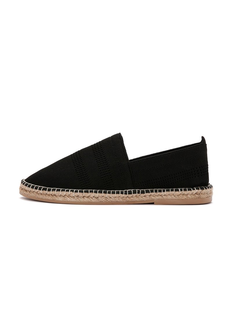 Zwarte espadrille instappers met geweven stof, puntige neus en jute touwzool. Heeft een horizontale streepdessin langs het bovenoppervlak.