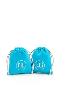Due sacchetti con coulisse in tessuto turchese brillante, con un logo ricamato bianco che reca la scritta "Elli by Julie & Grace".