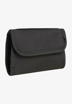 Melnas auduma maku ar teksturētu virsmu un salocītu atloku, ar šūtu malām un smalki iegravētu logo priekšpusē.