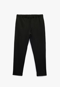 Sort joggerbukser lavet af blødt stof, med elastisk talje med snøre, tapered ben og foldede manchetter ved anklerne.