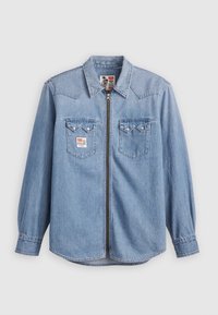 Lyseblå denimskjorte med lange ermer, spiss krage, frontglidelås og to brystlommer med knappelokk og logo-lapper.