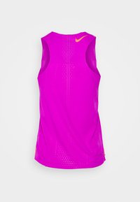 Top atletico senza maniche rosa con scollo rotondo, tessuto ventilato e un piccolo logo in alto a sinistra. Texture liscia, design leggero.