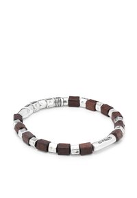 Pulsera de cuentas con cubos de madera oscura y cuentas rectangulares de plata con acabado liso y detalles grabados. Forma redonda.