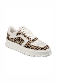 Leopardimustriga nahast sneakerid valgete aksentidega, millel on tekstuuriga tallad, augulise varbaosa ja paksud valged paelad.