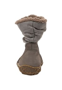 Bota gris con un suave puño texturizado que se puede doblar. Suela resistente con un patrón de dibujo natural y un detalle de costura en contraste.