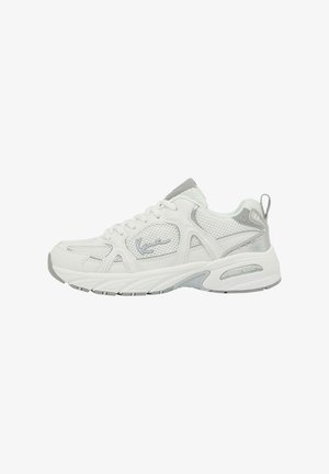 Witte sportieve schoen met een bovenwerk van mesh en grijze accenten, een gevoerde kraag en een gestructureerde zool. Ademend ontwerp en vetersluiting.