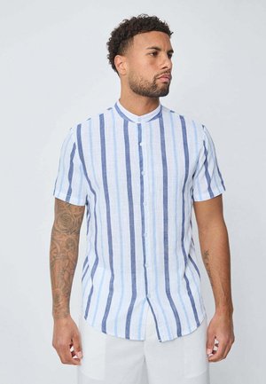 Chemise à manches courtes en tissu léger, avec des rayures verticales bleu et blanc, col montant et fermeture à boutons sur le devant.