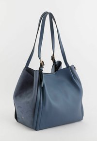Niebieska skórzana torba tote o teksturowanej i gładkiej powierzchni, z podwójnymi uchwytami i swobodnym fasonem, ozdobiona subtelnymi akcentami w złotym kolorze.