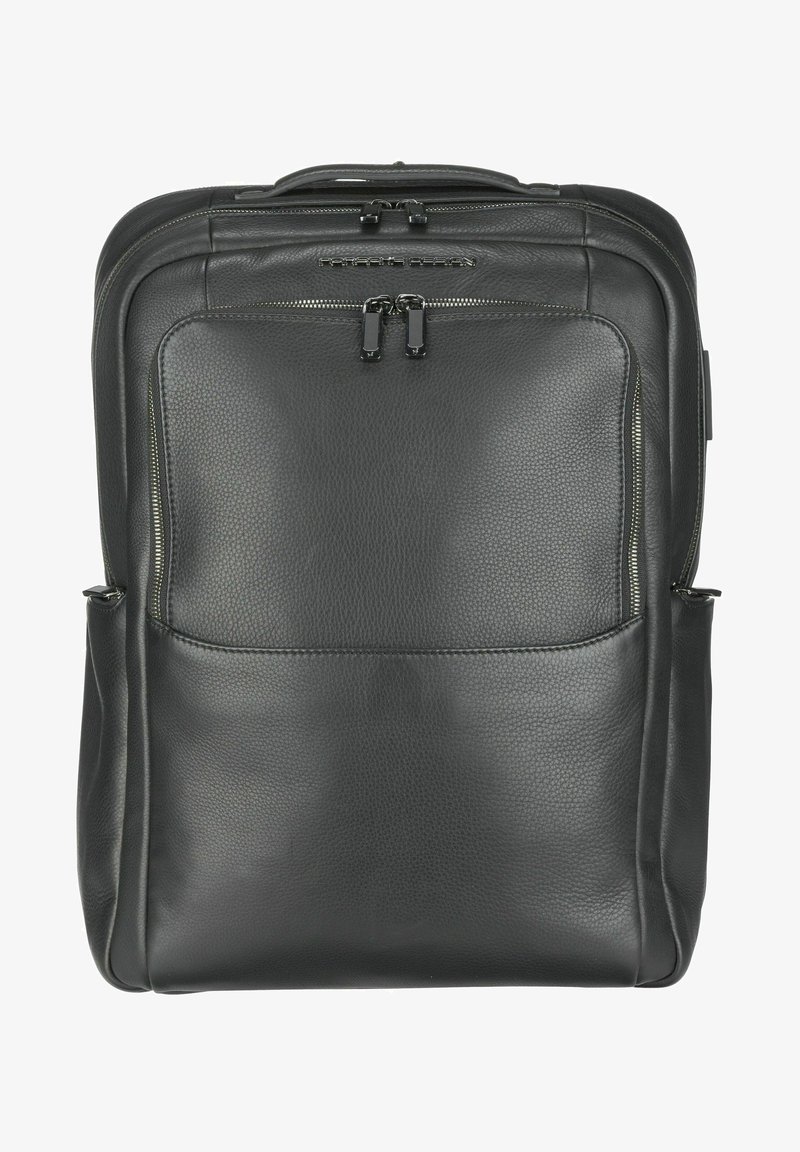 Sac à dos en cuir noir avec une texture granuleuse, plusieurs compartiments zippés et un accent de logo horizontal près du haut.