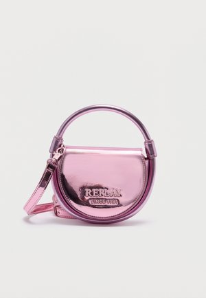 Petit sac à main rond métallique rose avec poignée supérieure et bandoulière, logo REPLAY et inscription « SINCE 1981 » embossée sur le rabat avant.