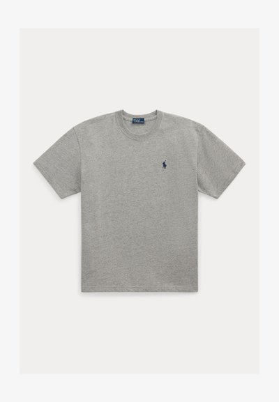 Svetlosivá tričko s krátkym rukávom a okrúhlym výstrihom s malým tmavomodrým vyšívaným logom hráča póla na ľavej strane hrudníka.