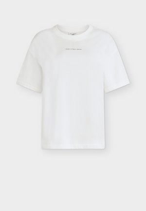 Weißes T-Shirt mit kurzen Ärmeln und Rundhalsausschnitt, mit kleinem "Marc O'Polo Denim" Schriftzug zentriert nahe dem Halsausschnitt auf der Vorderseite.