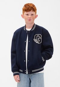 GAP KIDS VARSITY LOGO BOMBER JACKET - Bomber stiliaus striukė - tapestry navy