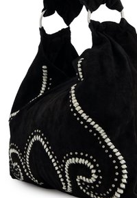 Zwarte suède handtas met witte decoratieve stiksels in spiraalpatronen, gathered top met zilveren ringen als handvatten, zachte textuur.