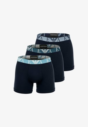 Drei Paar dunkelblaue Boxershorts mit einem weichen Bund, der ein blau-weißes Logosmuster aufweist. Das Material wirkt glatt und dehnbar.