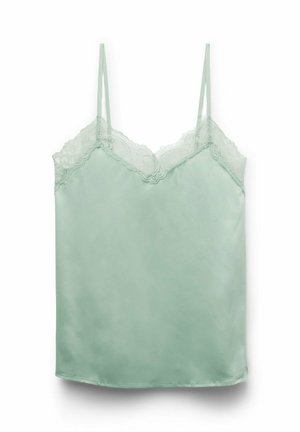 Jasnozielona satynowa koszulka na cienkich ramiączkach z koronkową lamówką wzdłuż dekoltu w serek i górnych krawędzi.