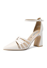 Scarpe bianche con tacco alto, punta affilata, cinturino alla caviglia e tacco a blocco. Presentano strisce a taglio sulla parte superiore, realizzate in materiale liscio.