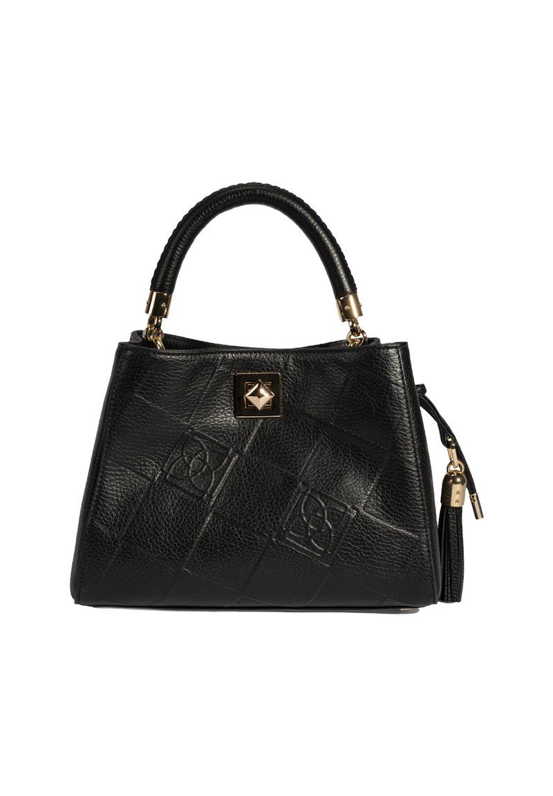 Zwarte leren handtas met een quilted ontwerp, gouden accenten en een gestructureerde handgreep. Het heeft een decoratieve vierkante logo en een kwastdetail.