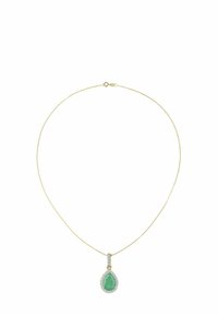 Zlata verižica z obeskom v obliki solzice, ki ima zelen dragulj obdan z bleščečim diamantnim robom.