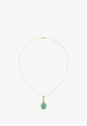 Auksinė grandinėlė su lašo formos pakabuku, kuriame yra žalias brangakmenis, apsuptas žėrinčios, deimanto panašios apvados.