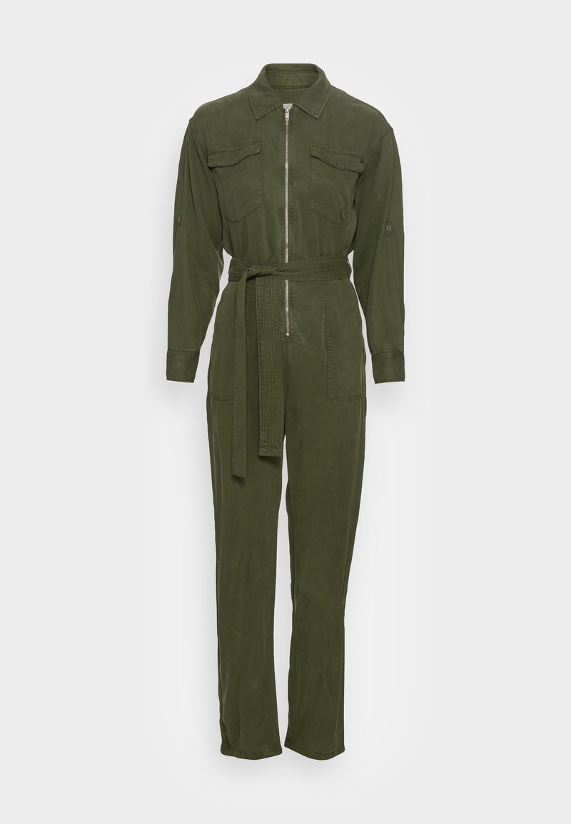 Combinaison verte olive à manches longues avec fermeture éclair à l'avant, poches poitrine à rabats, ceinture ajustable à la taille et manches avec pattes boutonnées.