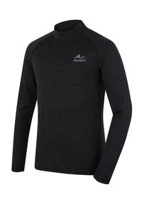 Černý pulover s dlouhým rukávem a límcem na čtvrtinový zip. Má raglánové rukávy a malé logo na hrudi, vyrobený z elastického materiálu.