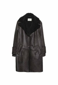 Cappotto in pelle nera con finitura testurizzata, ampio colletto in shearling, due tasche frontali e chiusura a bottoni. Maniche lunghe con dettagli sui polsini.