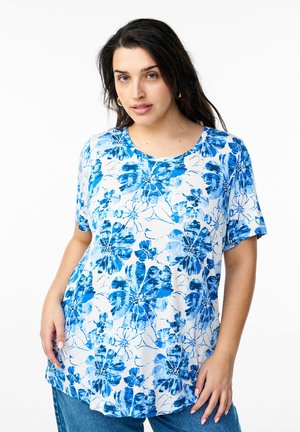 Blaues T-Shirt mit floralem Druck aus leichtem Stoff; verfügt über kurze Ärmel, einen runden Halsausschnitt und eine lockere Passform.