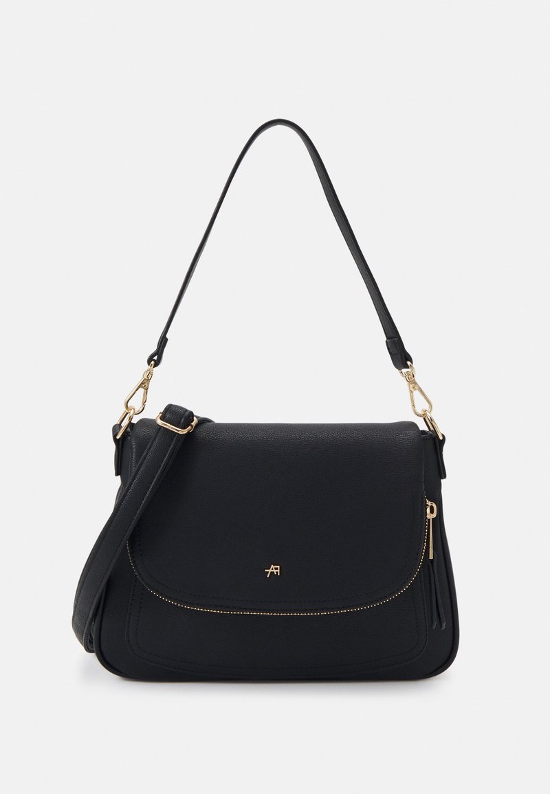 Sac d'épaule en cuir noir avec bandoulière ajustable, quincaillerie dorée, poche zippée et petit logo doré sur le rabat avant.