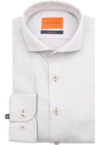 Niet-gestreken lichtgrijze overhemden met een gestructureerde weving, puntkraag en beige knopen; opgerolde mouwen met een knoopmanchet.