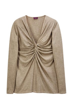 Langärmliges, beiges Oberteil mit tiefem V-Ausschnitt und gerafftem Design an der Vorderseite, aus weichem, strukturiertem Stoff gefertigt.
