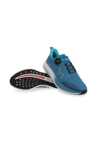 Baskets de course bleues avec tige en mesh, présentant une fermeture noire ajustable, une semelle texturée avec des accents rouges et blancs, et un design épuré.