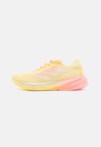 adidas Performance SUPERNOVA STRIDE - Silniční běžecké boty - almost yellow/zero metallic/pink spark