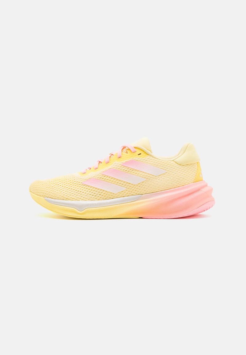 adidas Performance SUPERNOVA STRIDE - Silniční běžecké boty - almost yellow/zero metallic/pink spark
