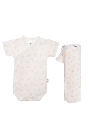 Weißer Kurzarm-Body mit orangefarbenem Regenbogenmuster und Druckknopfverschluss, kombiniert mit einer passenden Wickeldecke. Aus weichem Baumwollstoff.