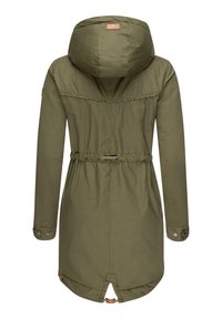 Parka verde oliva con cappuccio, vita con coulisse, polsini con bottoni e orlo a scendere. Tessuto liscio con una leggera lucentezza e dettagli di cucitura semplici.