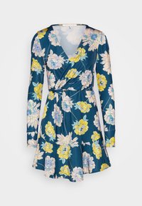 Abito a wrap floreale con maniche lunghe, scollatura a V e gonna ampia. Il tessuto blu è decorato con grandi fiori gialli e viola.
