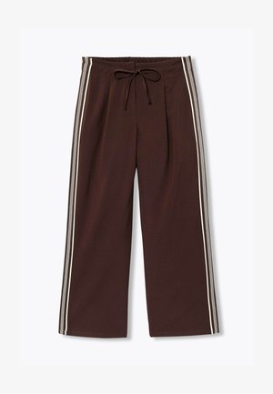 Pantalon marron à jambes larges avec des bandes blanches sur les côtés et une taille à cordon ajustable à l'avant, présenté sur un fond uni.