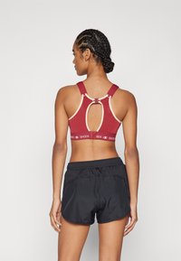 Shock Absorber ULTIMATE RUN BRA PADDED - Sports-BH-er med mye støtte - red
