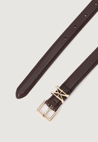 Ruda odinė diržas su aukso metalo sagtimi, pasižymintis unikaliu geometriniu dizainu. Lygus paviršius, su tolygiai išdėstytais skylutėmis palei diržo juostą.