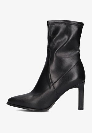 Zwarte leren enkellaars met een gladde textuur, spitse neus en een hoge stilettohak. Heeft een strakke bovenkant met elastische afwerking.