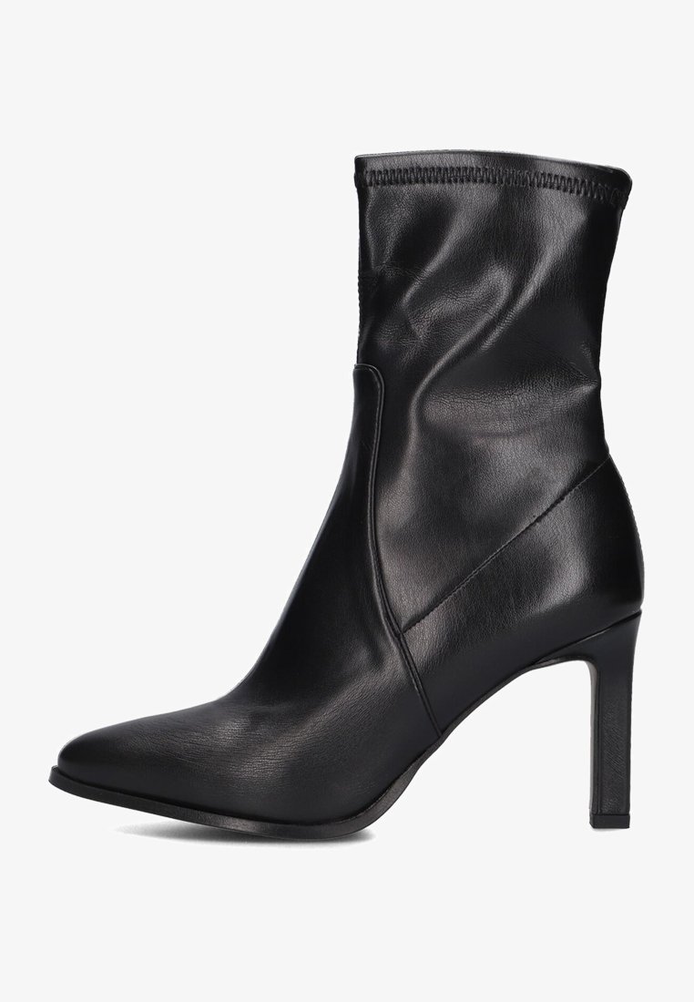 Zwarte leren enkellaars met een gladde textuur, spitse neus en een hoge stilettohak. Heeft een strakke bovenkant met elastische afwerking.