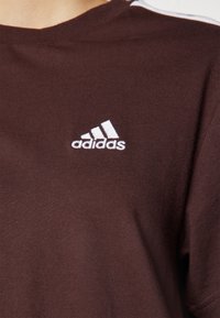 adidas Sportswear ESSENTIALS 3 STRIPES SINGLE CROPPED - Print T-shirt - shadow brown