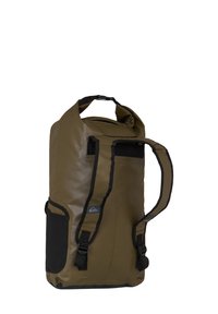 Mochila impermeable verde con diseño de cierre enrollable, correas ajustables y acentos negros. Cuenta con bolsillos laterales y una textura duradera.